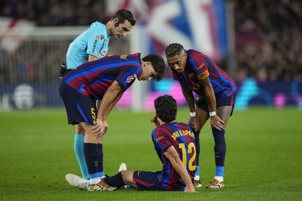 Ảnh bài viết Va chạm với Tchouameni, Xavi Espart rời sân sớm ở trận El Clasico