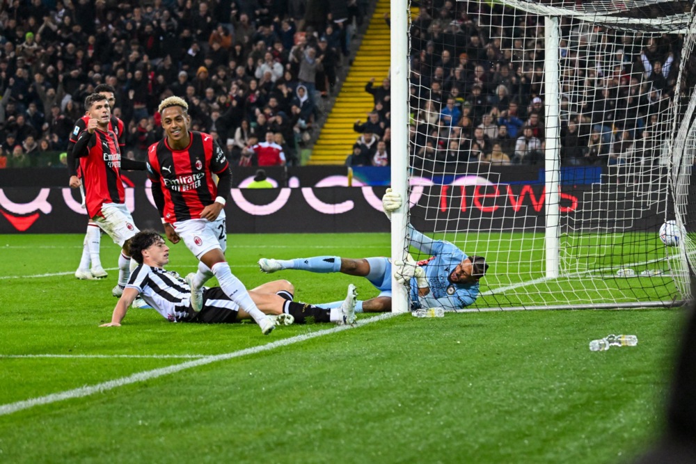 Hutchinson ghi bàn cho Milan. Ảnh: EPA.