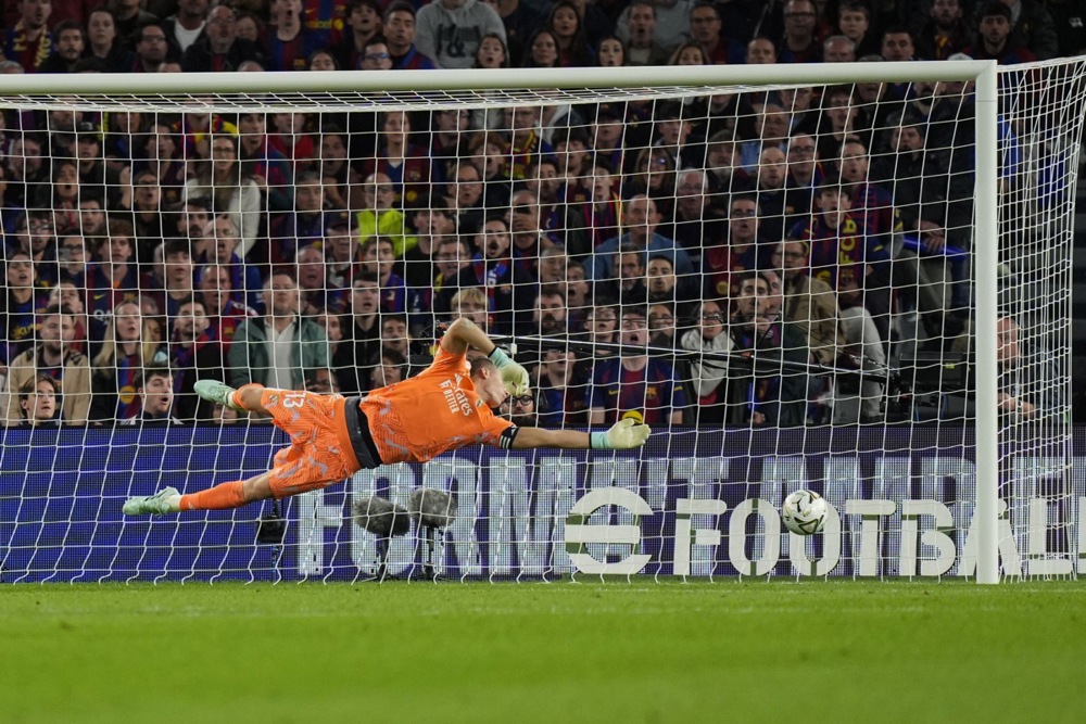 Andriy Lunin – 7.7/10: Thay thế Courtois bị ốm, thủ thành người Ukraine chơi chắc chắn với 5 pha cứu thua, nổi bật là tình huống phản xạ xuất thần trước cú đánh đầu cận thành của Gerard Martin. Ảnh: EPA.

Federico Valverde – 6.8/10: Đá dạt phải để phong tỏa Anthony Gordon, hoàn thành tròn vai nhiệm vụ phòng ngự trước khi rời sân ở phút 62. Ảnh: EPA.

Dean Huijsen – 7.5/10: "Hòn đá tảng" nơi trung tâm hàng thủ với 19 tình huống giải nguy, đọc tình huống xuất sắc và áp đảo trong không chiến. Ảnh: EPA.

Ibrahima Konate – 7.2/10: Cung cấp sức mạnh cơ bắp cần thiết, tranh chấp kiên cường giúp hàng thủ Real đứng vững trước sức ép. Ảnh: EPA.

Marc Cucurella – 6.8/10: Khá vất vả trước sự lắt léo của Lamine Yamal nhưng vẫn giữ vị trí kỷ luật, hạn chế tối đa mối nguy hiểm từ cánh này. Ảnh: EPA.

Aurelien Tchouameni – 6.7/10: Làm tròn nhiệm vụ ở khu trung tuyến với tỷ lệ chuyền bóng chính xác lên tới 96% (44/46 đường chuyền), giúp che chắn hiệu quả cho hàng thủ. Ảnh: EPA.

Bernardo Silva – 6.4/10: Tích cực phòng ngự từ xa, cầm nhịp và thoát pressing trong bối cảnh Real giữ ít bóng, thi đấu bền bỉ đến phút 80. Ảnh: EPA.

Arda Guler – 7/10: Mối đe dọa thường trực bên cánh phải với 5 cú sút (3 lần trúng đích), chỉ thiếu một chút sắc bén để có bàn thắng. Ảnh: EPA.

Jude Bellingham – 7.2/10: Gây ấn tượng ở khối lượng vận động và phong tỏa nhạc trưởng Rodri của Barca nhiều hơn là khâu tấn công; bỏ lỡ một cơ hội dứt điểm ở phút 78. Ảnh: EPA.

Yan Diomande – 7/10: Chăm chỉ hỗ trợ phòng ngự bên cánh trái, có một nỗ lực phản công nguy hiểm cuối hiệp một trước khi rời sân nhường chỗ cho Carlos Espi. Ảnh: EPA.

Kylian Mbappe – 8.3/10 (Cầu thủ xuất sắc nhất trận): Ngôi sao người Pháp định đoạt trận Siêu kinh điển với cú đúp (phút 41 và 87), chính thức chạm mốc 100 bàn thắng trong màu áo Real Madrid.