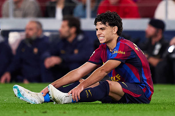 Xavi Espart: 6.1 điểm. Đá chính ở cánh phải, tài năng trẻ La Masia thi đấu chững chạc và điềm tĩnh kiềm tỏa ngòi nổ Yan Diomande. Đáng tiếc, pha va chạm với Tchouameni khiến anh dính chấn thương và phải rời sân sớm ngay trong hiệp một. Ảnh: Pablo Rodriguez/Getty Images

Pau Cubarsi: 5.9 điểm. Khởi đầu tương đối ổn định, nhưng Cubarsi lại sa sút ở hiệp hai. Sai lầm của anh đẩy đồng đội vào thế bị phản công hai đánh một. Trung vệ trẻ còn phán đoán sai thời điểm, để Camavinga thoải mái châm ngòi cho bàn thua quyết định. Ảnh: EPA/ALBERTO ESTEVEZ

Gerard Martin: 5.7 điểm. Hậu vệ này nhận điểm số thấp nhất trận do mắc lỗi tai hại, phá bóng cẩu thả dâng bàn mở tỷ số cho Mbappe. Dù chơi nỗ lực hơn sau đó và suýt lập công từ pha đánh đầu, màn trình diễn của Martin vẫn để lại quá nhiều nỗi lo. Ảnh: EPA/SIU WU

Joao Cancelo: 6.2 điểm Chơi tròn vai bên cánh trái trước khi dạt sang cánh phải thay Espart. Dù gặp nhiều khó khăn trước tốc độ của Diomande trong các pha một đối một, hậu vệ người Bồ Đào Nha vẫn có những nỗ lực nhất định trong việc duy trì cự ly phòng ngự. Ảnh: Pablo Rodriguez/Getty Images

Rodri: 6.1 điểm. Đảm nhiệm vai trò mỏ neo, tuy nhiên tiền vệ người Tây Ban Nha không tạo ra nhiều tầm ảnh hưởng như thường lệ. Anh cầm nhịp an toàn ở mức tròn vai nhưng thiếu những pha tranh chấp quyết liệt hay đường chuyền tạo đột biến ở khu trung tuyến. Ảnh: Alex Caparros/Getty Images

Pedri: 6.8 điểm. Sau hiệp một đáng quên với nhiều đường chuyền hỏng, Pedri lột xác hoàn toàn sau giờ nghỉ. Chính anh là người phát động và thực hiện đường chuyền chuẩn xác từ pha phạt góc ngắn để Raphinha ghi bàn san bằng cách biệt. Ảnh: David Ramirez/Getty Images

Fermin Lopez: 6.8 điểm. Fermin thi đấu đầy nhiệt huyết khi tích cực lùi sâu kết nối bóng và mở ra các phương án triển khai ở giữa sân. Tiền vệ người Tây Ban Nha hoàn thành tốt nhiệm vụ luân chuyển bóng trước khi được rút ra nghỉ để nhường chỗ cho De Jong. Ảnh: EPA/ENRIC FONTCUBERTA

Anthony Gordon: 6.4. điểm Tân binh người Anh thi đấu xông xáo, giàu tốc độ nhưng thiếu sự sắc bén ở những khoảnh khắc quyết định. Anh không tạo đủ sức ép lên khung thành Real Madrid và còn phải nhận một thẻ vàng cảnh cáo trước khi rời sân. Ảnh: David Ramos/Getty Images

Raphinha: 7.4 điểm. Ngôi sao nhận điểm cao nhất đội khi lên tiếng đúng lúc bằng pha di chuyển khôn ngoan và dứt điểm hiểm hóc gỡ hòa 1-1. Tinh thần chiến đấu quả cảm cùng sự năng nổ của người đội trưởng là điểm sáng rực rỡ nhất bên phía Barca. Ảnh: EPA/SIU WU 

Lamine Yamal: 6.4 điểm. Bỏ lỡ cơ hội ngon ăn nhất ở hiệp một, Yamal chơi nỗ lực hơn sau giờ nghỉ với cú vẩy trivela đẳng cấp và pha sút xa chệch cột dọc. Dẫu vậy, đây vẫn là ngày thi đấu trầm lắng so với tiêu chuẩn cao ngất ngưởng của anh. Ảnh: EPA/SIU WU