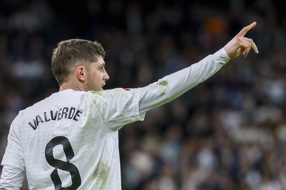 Federico Valverde – 6.8/10: Đá dạt phải để phong tỏa Anthony Gordon, hoàn thành tròn vai nhiệm vụ phòng ngự trước khi rời sân ở phút 62. Ảnh: EPA.

Dean Huijsen – 7.5/10: "Hòn đá tảng" nơi trung tâm hàng thủ với 19 tình huống giải nguy, đọc tình huống xuất sắc và áp đảo trong không chiến. Ảnh: EPA.

Ibrahima Konate – 7.2/10: Cung cấp sức mạnh cơ bắp cần thiết, tranh chấp kiên cường giúp hàng thủ Real đứng vững trước sức ép. Ảnh: EPA.

Marc Cucurella – 6.8/10: Khá vất vả trước sự lắt léo của Lamine Yamal nhưng vẫn giữ vị trí kỷ luật, hạn chế tối đa mối nguy hiểm từ cánh này. Ảnh: EPA.

Aurelien Tchouameni – 6.7/10: Làm tròn nhiệm vụ ở khu trung tuyến với tỷ lệ chuyền bóng chính xác lên tới 96% (44/46 đường chuyền), giúp che chắn hiệu quả cho hàng thủ. Ảnh: EPA.

Bernardo Silva – 6.4/10: Tích cực phòng ngự từ xa, cầm nhịp và thoát pressing trong bối cảnh Real giữ ít bóng, thi đấu bền bỉ đến phút 80. Ảnh: EPA.

Arda Guler – 7/10: Mối đe dọa thường trực bên cánh phải với 5 cú sút (3 lần trúng đích), chỉ thiếu một chút sắc bén để có bàn thắng. Ảnh: EPA.

Jude Bellingham – 7.2/10: Gây ấn tượng ở khối lượng vận động và phong tỏa nhạc trưởng Rodri của Barca nhiều hơn là khâu tấn công; bỏ lỡ một cơ hội dứt điểm ở phút 78. Ảnh: EPA.

Yan Diomande – 7/10: Chăm chỉ hỗ trợ phòng ngự bên cánh trái, có một nỗ lực phản công nguy hiểm cuối hiệp một trước khi rời sân nhường chỗ cho Carlos Espi. Ảnh: EPA.

Kylian Mbappe – 8.3/10 (Cầu thủ xuất sắc nhất trận): Ngôi sao người Pháp định đoạt trận Siêu kinh điển với cú đúp (phút 41 và 87), chính thức chạm mốc 100 bàn thắng trong màu áo Real Madrid.