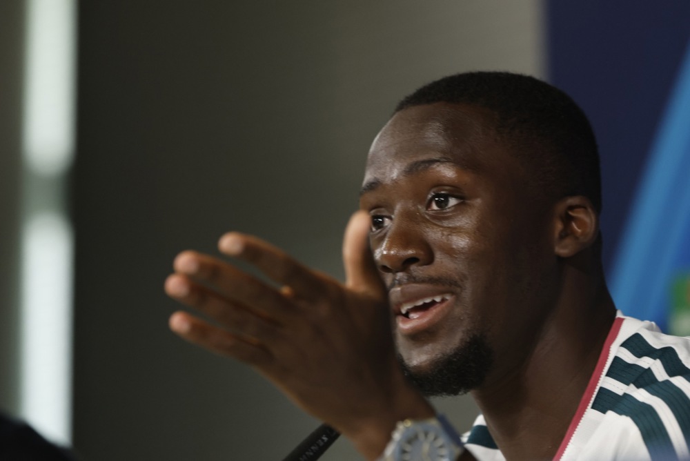 Ibrahima Konate – 7.2/10: Cung cấp sức mạnh cơ bắp cần thiết, tranh chấp kiên cường giúp hàng thủ Real đứng vững trước sức ép. Ảnh: EPA.

Marc Cucurella – 6.8/10: Khá vất vả trước sự lắt léo của Lamine Yamal nhưng vẫn giữ vị trí kỷ luật, hạn chế tối đa mối nguy hiểm từ cánh này. Ảnh: EPA.

Aurelien Tchouameni – 6.7/10: Làm tròn nhiệm vụ ở khu trung tuyến với tỷ lệ chuyền bóng chính xác lên tới 96% (44/46 đường chuyền), giúp che chắn hiệu quả cho hàng thủ. Ảnh: EPA.

Bernardo Silva – 6.4/10: Tích cực phòng ngự từ xa, cầm nhịp và thoát pressing trong bối cảnh Real giữ ít bóng, thi đấu bền bỉ đến phút 80. Ảnh: EPA.

Arda Guler – 7/10: Mối đe dọa thường trực bên cánh phải với 5 cú sút (3 lần trúng đích), chỉ thiếu một chút sắc bén để có bàn thắng. Ảnh: EPA.

Jude Bellingham – 7.2/10: Gây ấn tượng ở khối lượng vận động và phong tỏa nhạc trưởng Rodri của Barca nhiều hơn là khâu tấn công; bỏ lỡ một cơ hội dứt điểm ở phút 78. Ảnh: EPA.

Yan Diomande – 7/10: Chăm chỉ hỗ trợ phòng ngự bên cánh trái, có một nỗ lực phản công nguy hiểm cuối hiệp một trước khi rời sân nhường chỗ cho Carlos Espi. Ảnh: EPA.

Kylian Mbappe – 8.3/10 (Cầu thủ xuất sắc nhất trận): Ngôi sao người Pháp định đoạt trận Siêu kinh điển với cú đúp (phút 41 và 87), chính thức chạm mốc 100 bàn thắng trong màu áo Real Madrid.