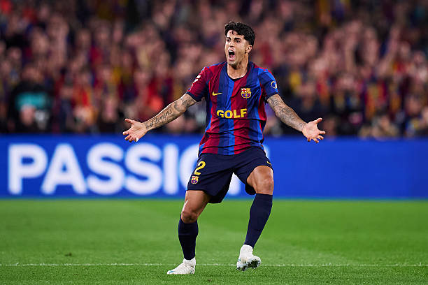 Joao Cancelo: 6.2 điểm Chơi tròn vai bên cánh trái trước khi dạt sang cánh phải thay Espart. Dù gặp nhiều khó khăn trước tốc độ của Diomande trong các pha một đối một, hậu vệ người Bồ Đào Nha vẫn có những nỗ lực nhất định trong việc duy trì cự ly phòng ngự. Ảnh: Pablo Rodriguez/Getty Images

Rodri: 6.1 điểm. Đảm nhiệm vai trò mỏ neo, tuy nhiên tiền vệ người Tây Ban Nha không tạo ra nhiều tầm ảnh hưởng như thường lệ. Anh cầm nhịp an toàn ở mức tròn vai nhưng thiếu những pha tranh chấp quyết liệt hay đường chuyền tạo đột biến ở khu trung tuyến. Ảnh: Alex Caparros/Getty Images

Pedri: 6.8 điểm. Sau hiệp một đáng quên với nhiều đường chuyền hỏng, Pedri lột xác hoàn toàn sau giờ nghỉ. Chính anh là người phát động và thực hiện đường chuyền chuẩn xác từ pha phạt góc ngắn để Raphinha ghi bàn san bằng cách biệt. Ảnh: David Ramirez/Getty Images

Fermin Lopez: 6.8 điểm. Fermin thi đấu đầy nhiệt huyết khi tích cực lùi sâu kết nối bóng và mở ra các phương án triển khai ở giữa sân. Tiền vệ người Tây Ban Nha hoàn thành tốt nhiệm vụ luân chuyển bóng trước khi được rút ra nghỉ để nhường chỗ cho De Jong. Ảnh: EPA/ENRIC FONTCUBERTA

Anthony Gordon: 6.4. điểm Tân binh người Anh thi đấu xông xáo, giàu tốc độ nhưng thiếu sự sắc bén ở những khoảnh khắc quyết định. Anh không tạo đủ sức ép lên khung thành Real Madrid và còn phải nhận một thẻ vàng cảnh cáo trước khi rời sân. Ảnh: David Ramos/Getty Images

Raphinha: 7.4 điểm. Ngôi sao nhận điểm cao nhất đội khi lên tiếng đúng lúc bằng pha di chuyển khôn ngoan và dứt điểm hiểm hóc gỡ hòa 1-1. Tinh thần chiến đấu quả cảm cùng sự năng nổ của người đội trưởng là điểm sáng rực rỡ nhất bên phía Barca. Ảnh: EPA/SIU WU 

Lamine Yamal: 6.4 điểm. Bỏ lỡ cơ hội ngon ăn nhất ở hiệp một, Yamal chơi nỗ lực hơn sau giờ nghỉ với cú vẩy trivela đẳng cấp và pha sút xa chệch cột dọc. Dẫu vậy, đây vẫn là ngày thi đấu trầm lắng so với tiêu chuẩn cao ngất ngưởng của anh. Ảnh: EPA/SIU WU