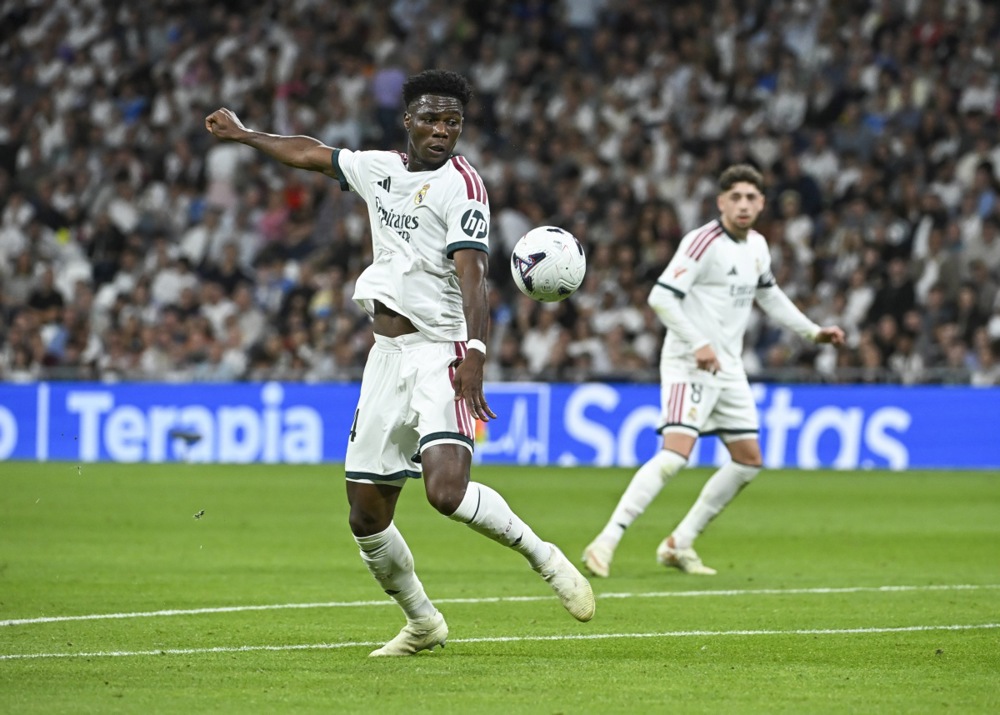 Aurelien Tchouameni – 6.7/10: Làm tròn nhiệm vụ ở khu trung tuyến với tỷ lệ chuyền bóng chính xác lên tới 96% (44/46 đường chuyền), giúp che chắn hiệu quả cho hàng thủ. Ảnh: EPA.

Bernardo Silva – 6.4/10: Tích cực phòng ngự từ xa, cầm nhịp và thoát pressing trong bối cảnh Real giữ ít bóng, thi đấu bền bỉ đến phút 80. Ảnh: EPA.

Arda Guler – 7/10: Mối đe dọa thường trực bên cánh phải với 5 cú sút (3 lần trúng đích), chỉ thiếu một chút sắc bén để có bàn thắng. Ảnh: EPA.

Jude Bellingham – 7.2/10: Gây ấn tượng ở khối lượng vận động và phong tỏa nhạc trưởng Rodri của Barca nhiều hơn là khâu tấn công; bỏ lỡ một cơ hội dứt điểm ở phút 78. Ảnh: EPA.

Yan Diomande – 7/10: Chăm chỉ hỗ trợ phòng ngự bên cánh trái, có một nỗ lực phản công nguy hiểm cuối hiệp một trước khi rời sân nhường chỗ cho Carlos Espi. Ảnh: EPA.

Kylian Mbappe – 8.3/10 (Cầu thủ xuất sắc nhất trận): Ngôi sao người Pháp định đoạt trận Siêu kinh điển với cú đúp (phút 41 và 87), chính thức chạm mốc 100 bàn thắng trong màu áo Real Madrid.