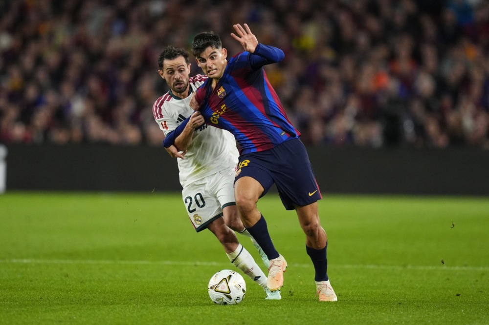 Bernardo Silva – 6.4/10: Tích cực phòng ngự từ xa, cầm nhịp và thoát pressing trong bối cảnh Real giữ ít bóng, thi đấu bền bỉ đến phút 80. Ảnh: EPA.

Arda Guler – 7/10: Mối đe dọa thường trực bên cánh phải với 5 cú sút (3 lần trúng đích), chỉ thiếu một chút sắc bén để có bàn thắng. Ảnh: EPA.

Jude Bellingham – 7.2/10: Gây ấn tượng ở khối lượng vận động và phong tỏa nhạc trưởng Rodri của Barca nhiều hơn là khâu tấn công; bỏ lỡ một cơ hội dứt điểm ở phút 78. Ảnh: EPA.

Yan Diomande – 7/10: Chăm chỉ hỗ trợ phòng ngự bên cánh trái, có một nỗ lực phản công nguy hiểm cuối hiệp một trước khi rời sân nhường chỗ cho Carlos Espi. Ảnh: EPA.

Kylian Mbappe – 8.3/10 (Cầu thủ xuất sắc nhất trận): Ngôi sao người Pháp định đoạt trận Siêu kinh điển với cú đúp (phút 41 và 87), chính thức chạm mốc 100 bàn thắng trong màu áo Real Madrid.