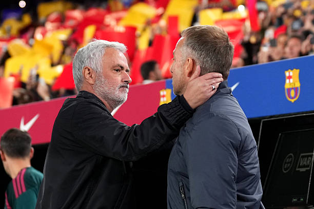 Jose Mourinho tỏ ra vượt trội Hansi Flick. Ảnh: Alex Caparros/Getty Images