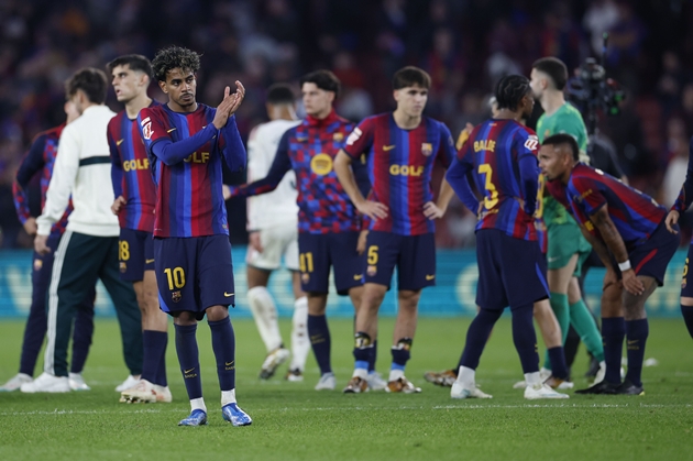 Barcelona bất lực trước đội kh&aacute;ch. Ảnh: EPA