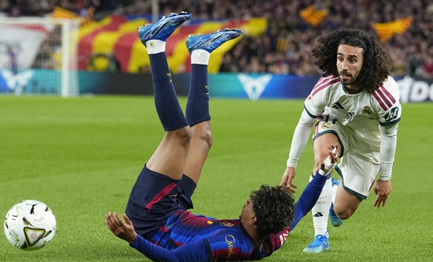 Cucurella c&oacute; trận El Clasico xuất sắc. (Ảnh: EPA Images)