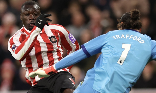 Brobbey kh&ocirc;ng thể đ&aacute;nh bại Trafford. (Ảnh: EPA Images)
