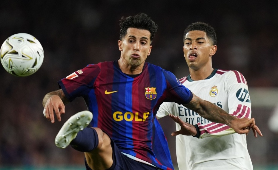Mourinho cho rằng Cancelo phải nhận thẻ đỏ. Ảnh: EPA.
