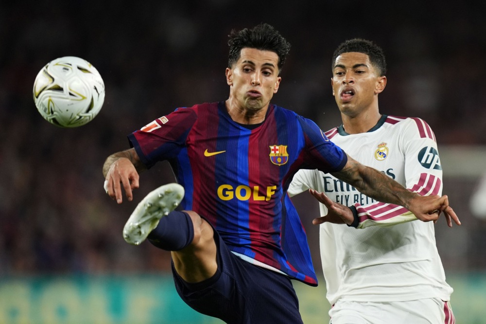 Cancelo tiếc nuối khi để thua Real. Ảnh: EPA.