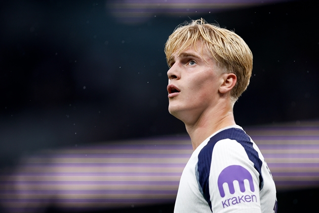 Ảnh bài viết Ít đá chính ở Tottenham, Bergvall lọt tầm ngắm Barca