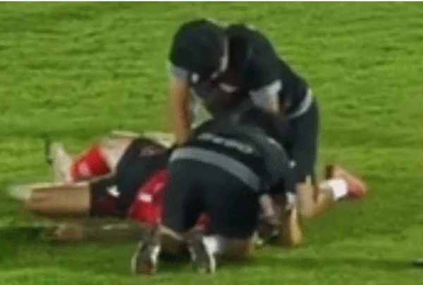 Tình huống Wasusiwakit Phusirit được làm sơ cứu ép tim trên sân. Ảnh: CĐV Khon Kaen United
