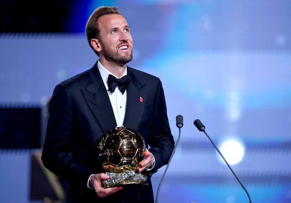 Kane đưa Quả bóng vàng trở lại Bayern Munich. Ảnh: EPA.