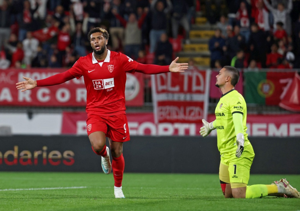 Gustavo Varela l&agrave; hiện tượng th&uacute; vị của Serie A m&ugrave;a n&agrave;y. Ảnh: EPA.