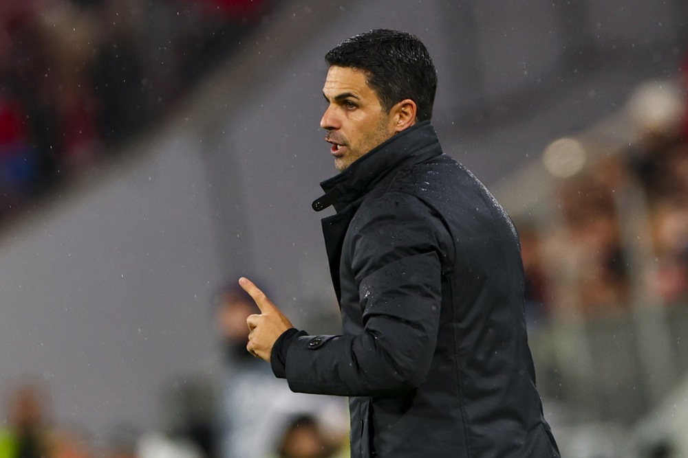 Arteta ngưỡng mộ t&agrave;i s&uacute;t phạt của Junior. Ảnh: EPA.