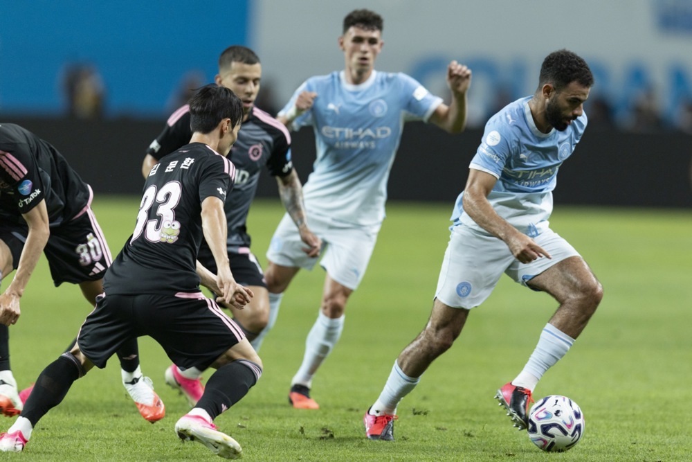 Rayan Ait-Nouri không có chỗ đứng trong đội hình Man City. Ảnh: EPA.