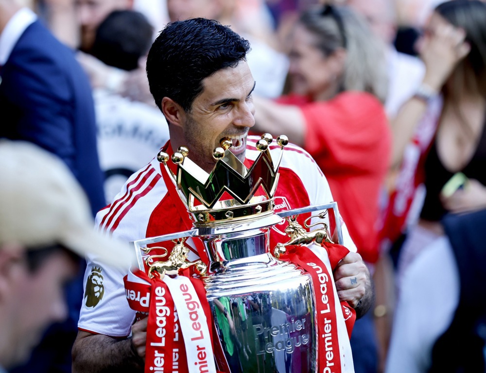 HLV Mikel Arteta giúp Arsenal vô địch Ngoại hạng Anh sau 22 năm chờ đợi. Ảnh: EPA/Tolga Akmen.
