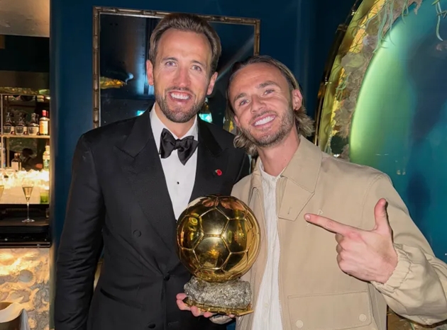 Harry Kane tiệc t&ugrave;ng với người th&acirc;n v&agrave; bạn b&egrave; sau khi gi&agrave;nh danh hiệu Quả b&oacute;ng v&agrave;ng 2026. Ảnh: EPA