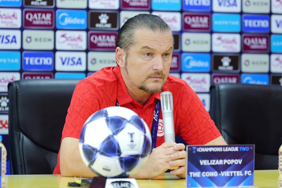 HLV Velizar Popov trong ph&ograve;ng họp b&aacute;o trước trận gặp FC Seoul. Ảnh: Thể C&ocirc;ng Viettel FC.