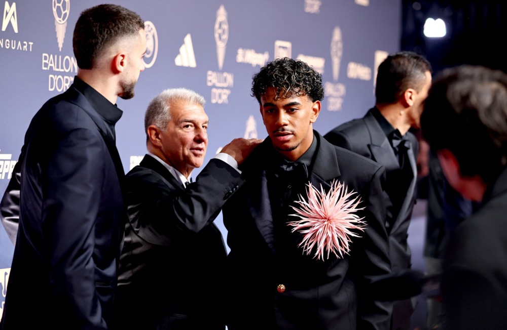 Chủ tịch Barcelona, ​​&ocirc;ng Joan Laporta, vỗ vai Lamine Yamal ở lễ trao giải Ballon d'Or 2026. Ảnh: EPA/Tolga Akmen.