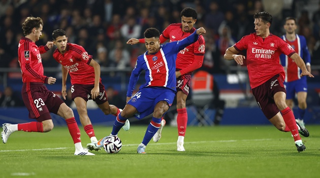 PSG tr&oacute;i ch&acirc;n Doue trước Arsenal. (Ảnh: EPA Images)