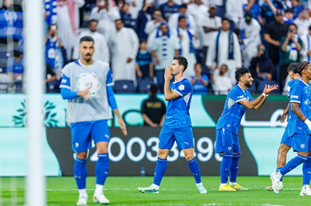 Al Hilal không thể chống đỡ Al Shamal. Ảnh: Abdullah Ahmed/Getty Images