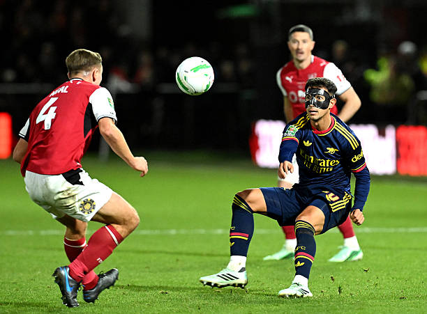 Martin Zubimendi – 6/10: Cầm nhịp và luân chuyển bóng hiệu quả giúp Arsenal kiểm soát thế trận, nhưng thiếu các đường chuyền mang tính đột phá xuyên thủng trung lộ. Ảnh của Stuart MacFarlane/Arsenal FC via Getty Images.

Kai Havertz – 5/10: Màn trình diễn thất vọng khi thường xuyên giẫm chân với các tiền đạo, mờ nhạt dần theo thời gian dù Arsenal dứt điểm tới 26 lần. Ảnh của Stuart MacFarlane/Arsenal FC via Getty Images.

Casey O'Neill – 5/10: Kỹ thuật tốt nhưng hoàn toàn lép vế trước lối đá giàu thể lực của hàng tiền vệ Fleetwood; bị thay ra ở phút 66. Ảnh: Arsenal FC.

Max Dowman – 6/10: Có những pha xử lý hứa hẹn nhưng lại phá hỏng tất cả bằng hành vi thiếu kiềm chế, dẫn đến tấm thẻ đỏ tai hại ở phút 85. Ảnh của Jacques Feeney/Offside/Offside via Getty Images.

Myles Lewis-Skelly – 6/10: Tuân thủ chiến thuật tốt, đóng góp vào pha dàn xếp dẫn đến bàn gỡ hòa. Ảnh của Stuart MacFarlane/Arsenal FC via Getty Images.

Viktor Gyokeres – 7/10 (Xuất sắc nhất bên phía Arsenal): Thể hiện bản năng sát thủ với bàn gỡ hòa 1-1 ở phút 50 và thực hiện thành công lượt sút luân lưu, nhưng đơn độc do thiếu sự tiếp ứng từ các vệ tinh xung quanh. Ảnh của Lewis Storey/Getty Images.