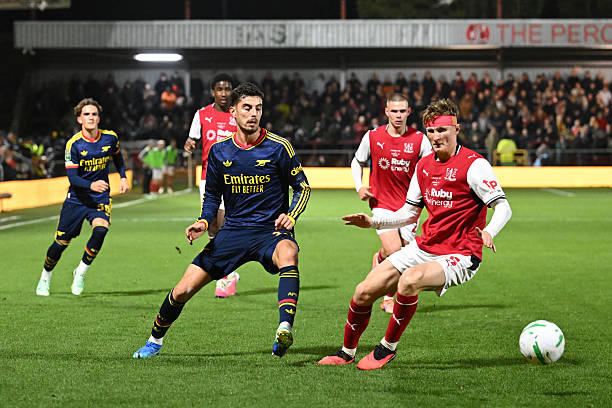 Kai Havertz – 5/10: Màn trình diễn thất vọng khi thường xuyên giẫm chân với các tiền đạo, mờ nhạt dần theo thời gian dù Arsenal dứt điểm tới 26 lần. Ảnh của Stuart MacFarlane/Arsenal FC via Getty Images.

Casey O'Neill – 5/10: Kỹ thuật tốt nhưng hoàn toàn lép vế trước lối đá giàu thể lực của hàng tiền vệ Fleetwood; bị thay ra ở phút 66. Ảnh: Arsenal FC.

Max Dowman – 6/10: Có những pha xử lý hứa hẹn nhưng lại phá hỏng tất cả bằng hành vi thiếu kiềm chế, dẫn đến tấm thẻ đỏ tai hại ở phút 85. Ảnh của Jacques Feeney/Offside/Offside via Getty Images.

Myles Lewis-Skelly – 6/10: Tuân thủ chiến thuật tốt, đóng góp vào pha dàn xếp dẫn đến bàn gỡ hòa. Ảnh của Stuart MacFarlane/Arsenal FC via Getty Images.

Viktor Gyokeres – 7/10 (Xuất sắc nhất bên phía Arsenal): Thể hiện bản năng sát thủ với bàn gỡ hòa 1-1 ở phút 50 và thực hiện thành công lượt sút luân lưu, nhưng đơn độc do thiếu sự tiếp ứng từ các vệ tinh xung quanh. Ảnh của Lewis Storey/Getty Images.