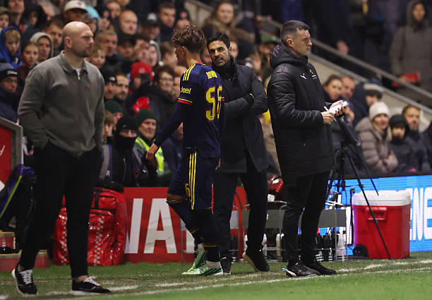 Arteta kh&ocirc;ng h&agrave;i l&ograve;ng với h&agrave;nh động trả đũa của Dowman. Ảnh: Carl Recine/Getty Images.
