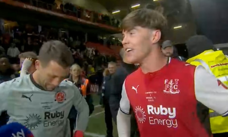 Ảnh bài viết Sky Sports 3 lần xin lỗi vì cầu thủ văng tục sau khi Fleetwood loại Arsenal