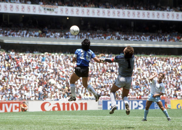 Ph&uacute;t 51 định mệnh v&agrave; b&agrave;n thắng g&acirc;y tranh c&atilde;i. Ảnh: Bob Thomas Sports Photography/Getty Images.