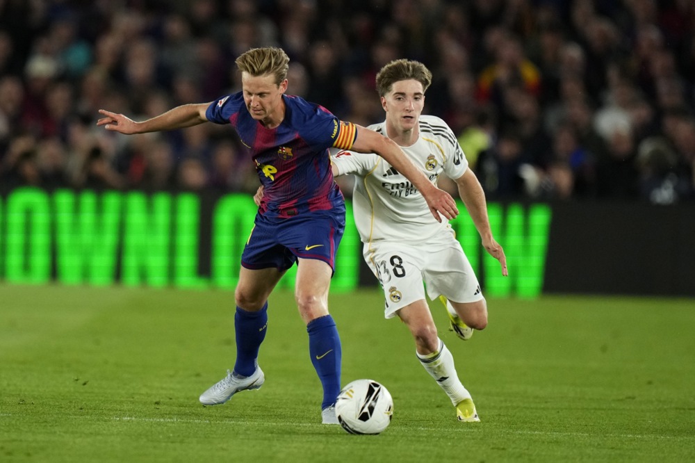 De Jong có thể trở thành lá bài tẩy của Barcelona. Ảnh: EPA IMAGES.