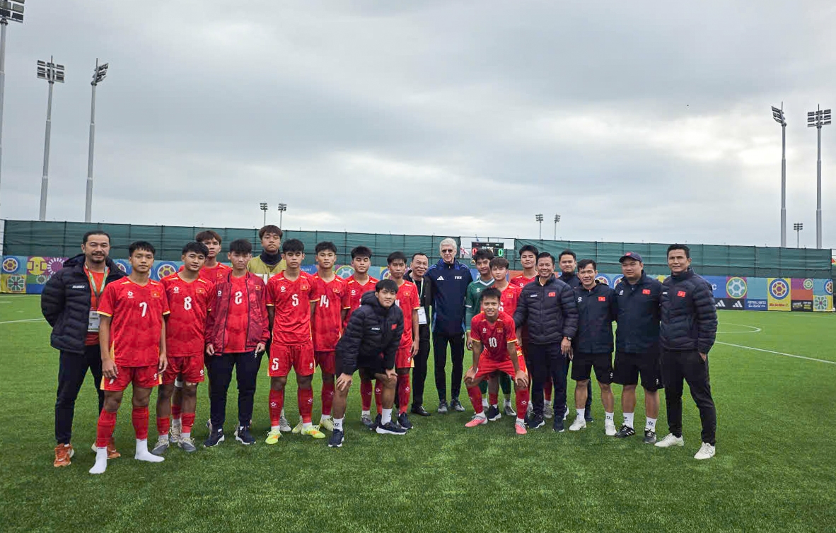 U15 Việt Nam chụp ảnh kỷ niệm cùng Chủ tịch VFF Trần Quốc Tuấn và Giám đốc Phát triển bóng đá toàn cầu của FIFA, ông Arsene Wenger. Ảnh: VFF.