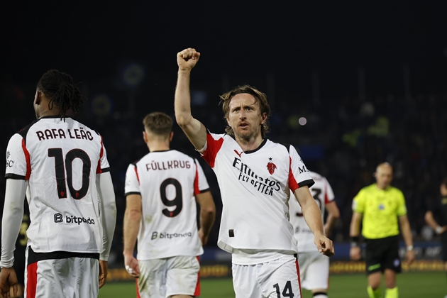 Luka Modric lặng lẽ tỏa s&aacute;ng tại AC Milan. Ảnh: EPA/ENRICO MATTIA DEL PUNTA