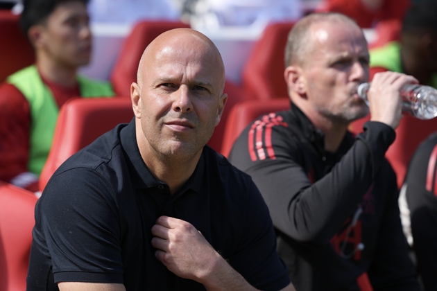 Arne Slot có thể phục hưng Man United? Ảnh: EPA