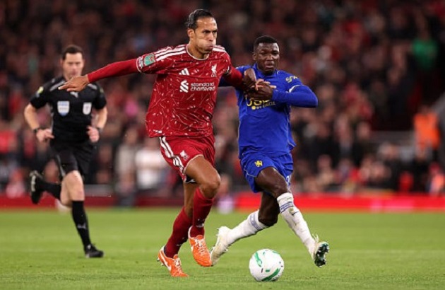 Moises Caicedo (6.5): Thoát pressing ấn tượng và giữ nhịp tốt nhất tuyến giữa. Anh trực tiếp mang về quả phạt đền trước khi bị thay ra. Ảnh: Carl Recine/Getty Images.

Romeo Lavia (6): Chưa thể hiện sự nâng cấp so với Henderson khi chuyền ngang quá nhiều, dù có vài pha thu hồi bóng tốt. Ảnh: Liverpool FC/Liverpool FC via Getty Images.

Jordan Henderson (6): Thi đấu tròn vai trên sân. Khi không tạo nhiều dấu ấn chuyên môn, anh vẫn tích cực lên tiếng chỉ đạo các đồng đội. Ảnh: Robbie Jay Barratt - AMA/Getty Images.

Pedro Neto (5.5): Màn trình diễn mờ nhạt vì không tạo ra đủ cơ hội. Điểm cộng duy nhất là quả sút luân lưu thành công. Ảnh: Lewis Storey CFC/Chelsea FC via Getty Images.

Morgan Rogers (6.5): Thực hiện thành công hai quả phạt đền trong trận và loạt luân lưu. Các pha xử lý tấn công còn vụng về, giảm sút chất lượng so với trước. Ảnh: Jacques Feeney/Offside/Offside via Getty Images.

Danny Welbeck (6): Hoàn toàn bị Virgil van Dijk áp đảo. Anh cần nâng cao phong độ nếu muốn nắm bắt cơ hội thi đấu. Ảnh: Robbie Jay Barratt - AMA/Getty Images.
