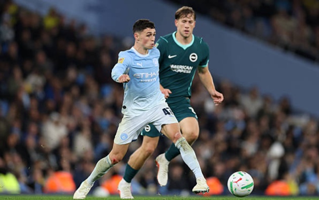 Phil Foden - 7/10: L&agrave; mối đe dọa thường trực b&ecirc;n h&agrave;nh lang phải v&agrave; thể hiện bản lĩnh th&eacute;p khi thực hiện th&agrave;nh c&ocirc;ng quả lu&acirc;n lưu mở m&agrave;n. (Ảnh: Jan Kruger/Getty Images))
