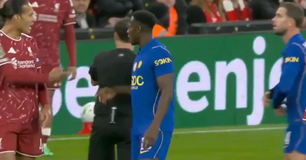 Henderson tranh cãi với Van Dijk trong trận đấu. (Ảnh: Sky Sports)