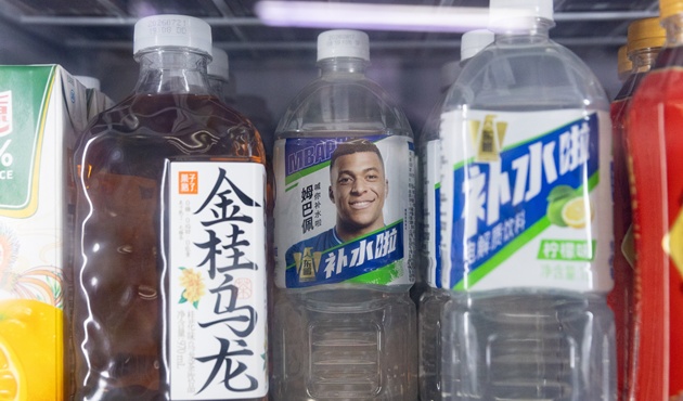 Mbappe trong những chai nước giải khát hiệu Dongpeng của Trung Quốc, tại một siêu thị ở Bắc Kinh. (Ảnh: EPA Images)