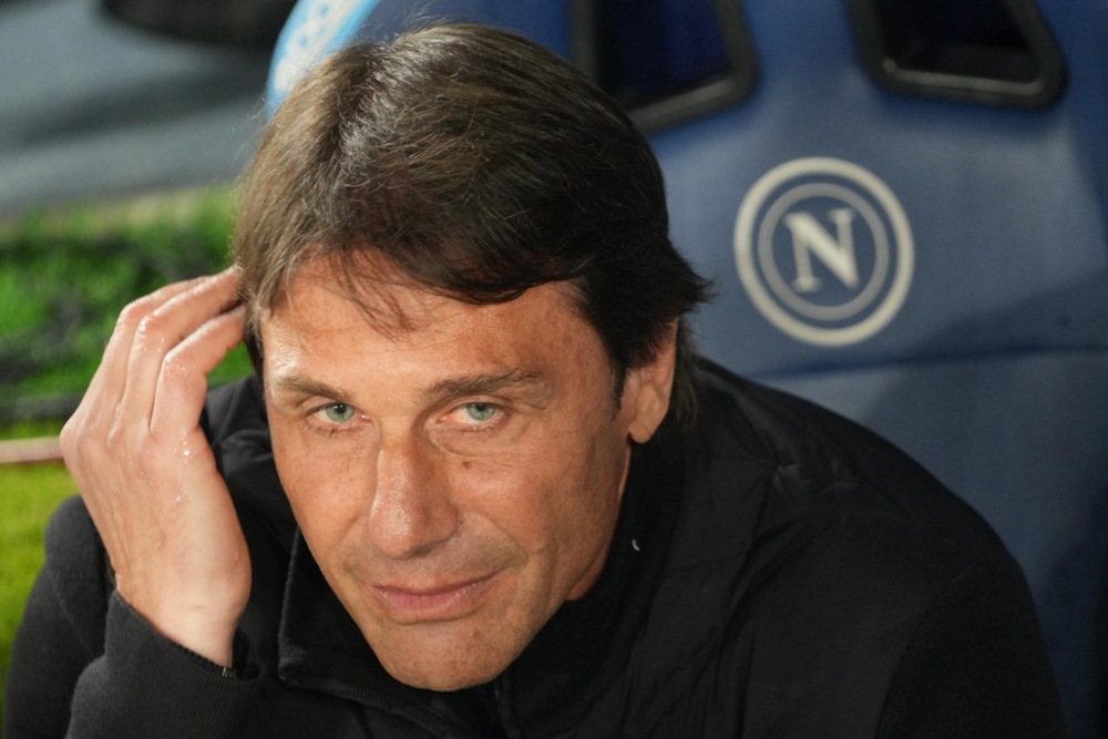 Antonio Conte đang được liên kết với ghế nóng Man Utd. Ảnh: EPA/Cesare Abbate.