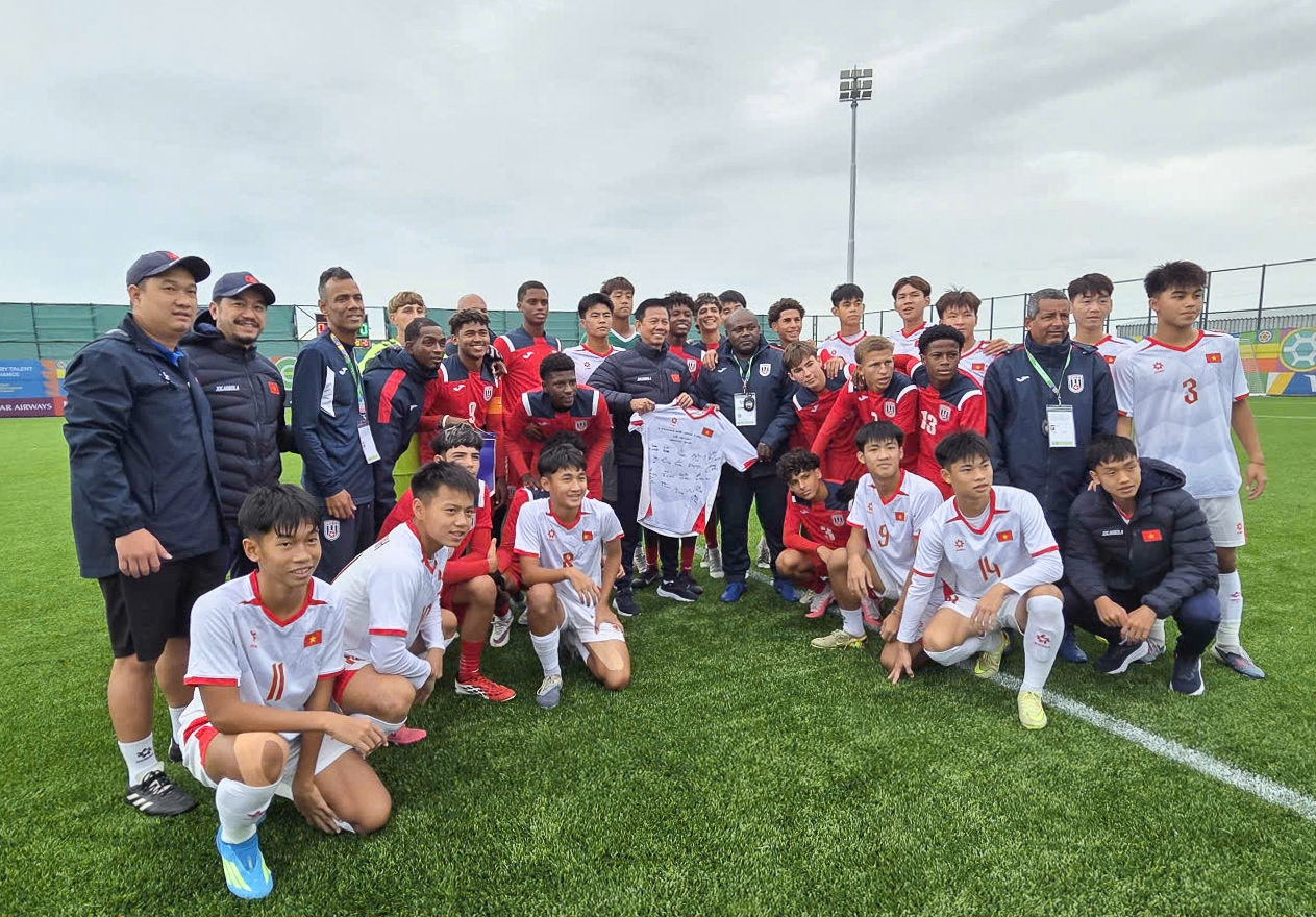 U15 Việt Nam và U15 Cuba chụp ảnh lưu niệm tại FIFA U15 World Cup & Festival 2026. Ảnh: VFF.