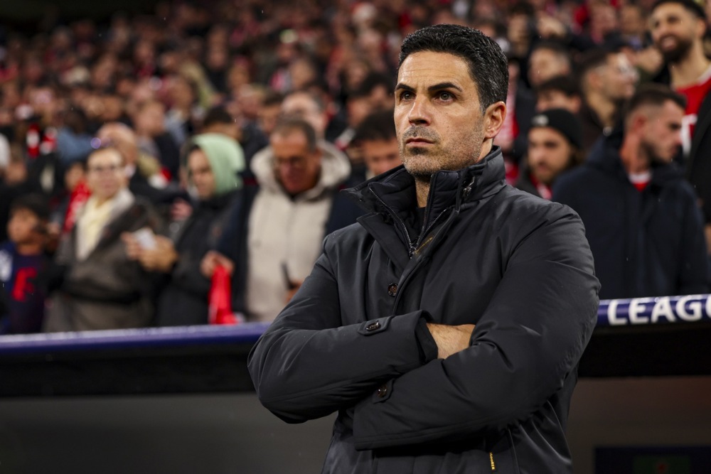 HLV Mikel Arteta đối mặt b&agrave;i to&aacute;n kh&oacute; về nh&acirc;n sự trước đại chiến với Liverpool. Ảnh: EPA/Anna Szilagyi.