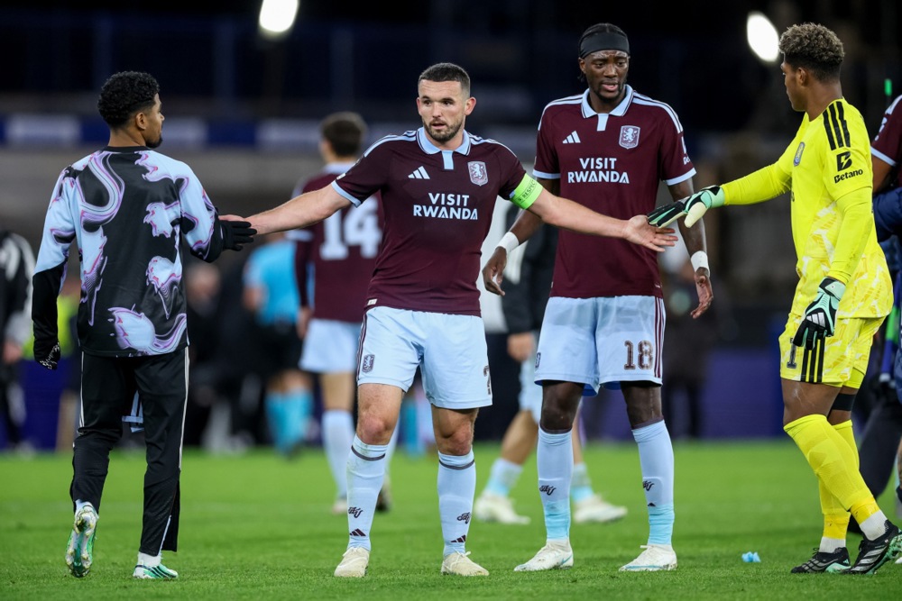Aston Villa được đ&aacute; sớm hơn để c&oacute; thời gian chuẩn bị cho Champions League. Ảnh: EPA.