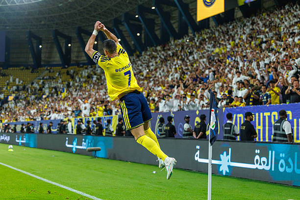 Màn ăn mừng SIU quen thuộc của Ronaldo. Ảnh: Abdullah Ahmed/Getty Images.