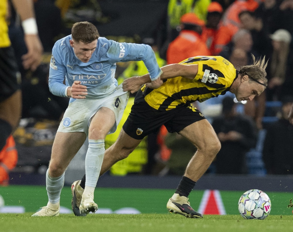Khả năng bao qu&aacute;t trận đấu của Anderson sẽ gi&uacute;p Man City định đoạt cục diện. Ảnh: EPA.