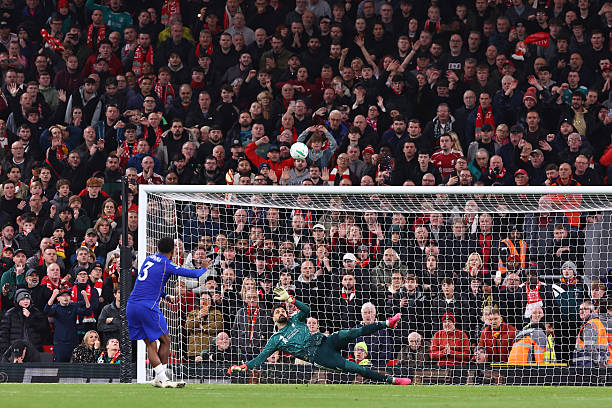 Wesley Fofana đá luân lưu vọt xà ở trận đấu với Liverpool. Ảnh: Robbie Jay Barratt/Getty Images