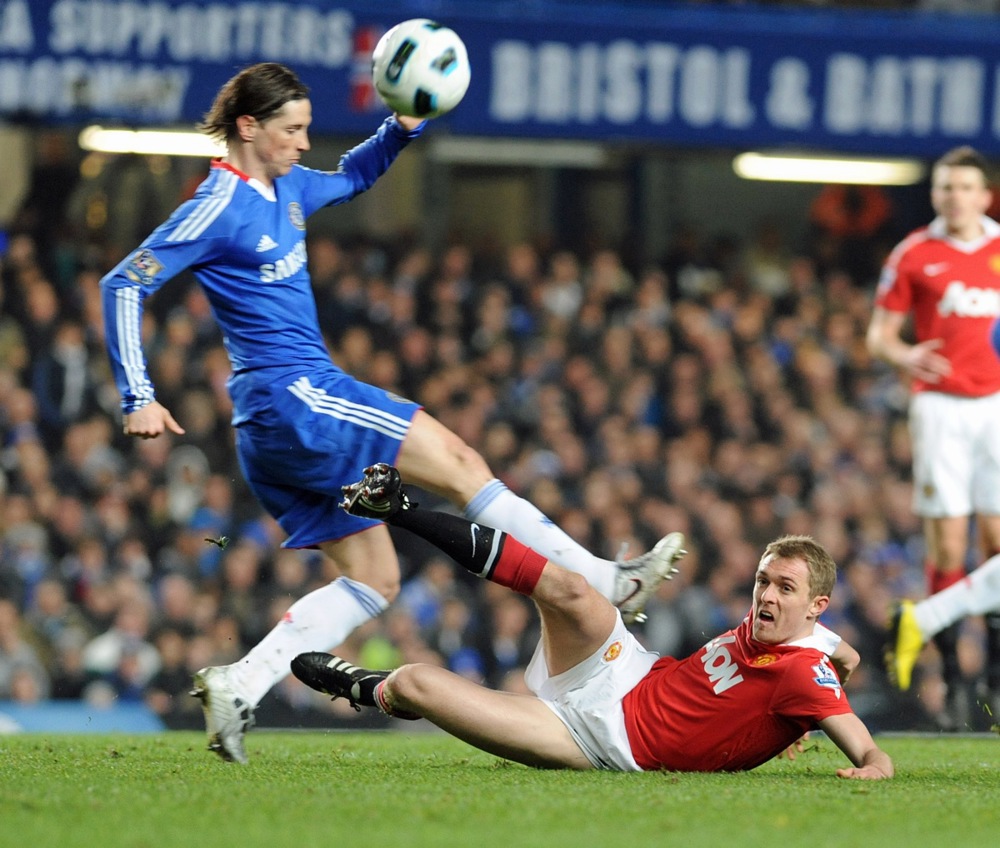Cuộc đại chiến giữa MU v&agrave; Chelsea gợi lại nhiều k&yacute; ức cho NHM. Ảnh: EPA.