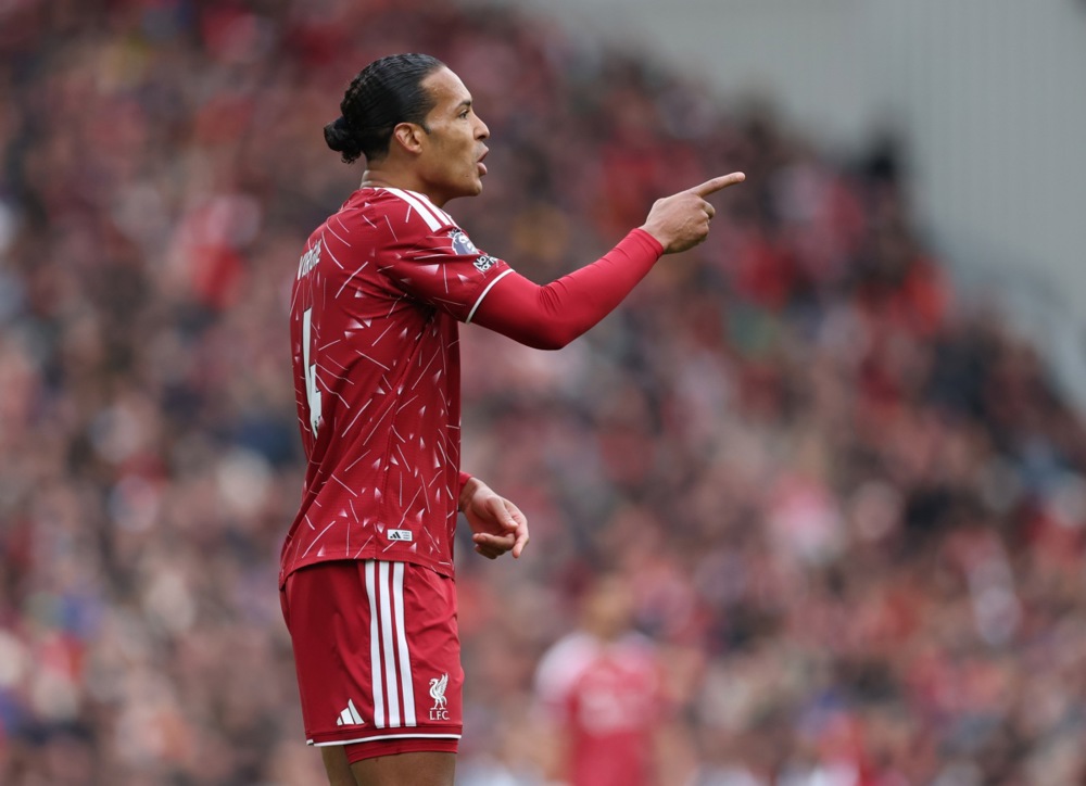 Van Dijk đang rất mong chờ cuộc đối đầu với Arsenal. Ảnh: EPA.