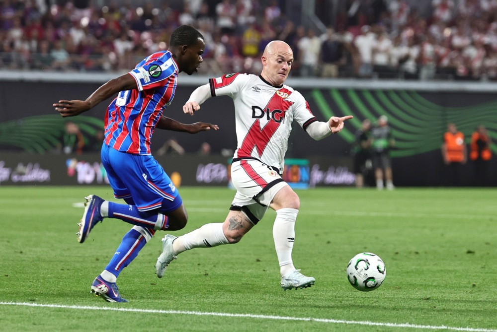 Tyrick Mitchell được cho là phù hợp với Chelsea hơn là MU. Ảnh: EPA/Ronald Wittek.